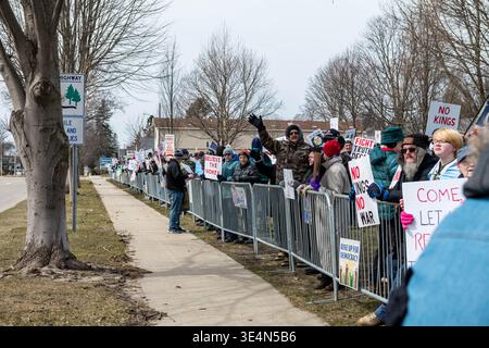 Protesters line US Highway 10 in Ludington Michigan at No Kings protest, 28 March 2026. Jeffrey Wickett/Alamy Live News